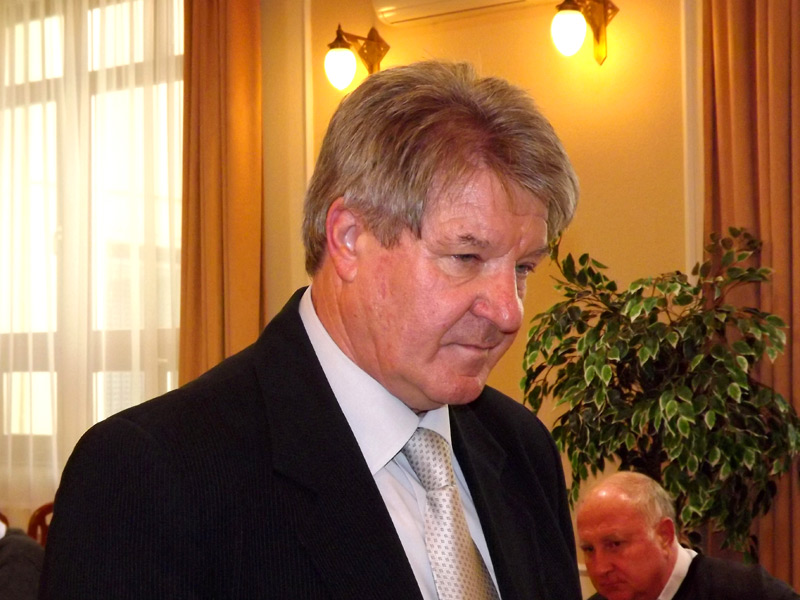 Pertársasággal küzdenek csatornájukért