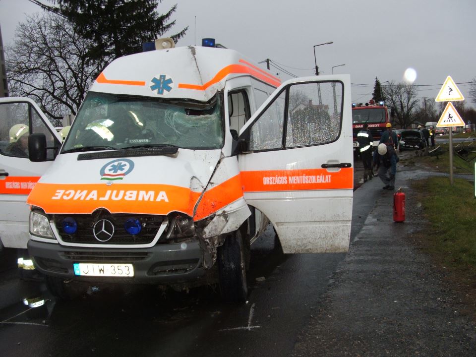 Mentővel ütközött a Renault Nagyatádon