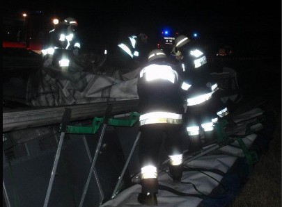 Árokba dőlt egy kamion az autópályán