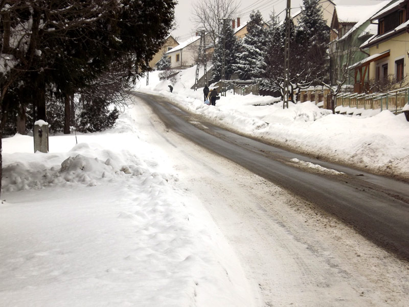 Felborult egy kamion és egy busz