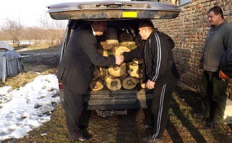 Ajándék tűzifával érkezett a képviselő