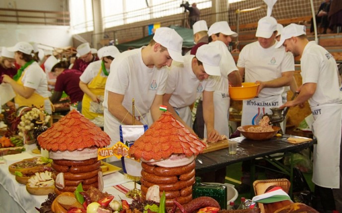 Kolbászt töltöttek Fonyódon