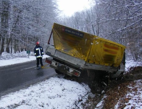 Gázpalackot szállító kisteherautó borult árokba