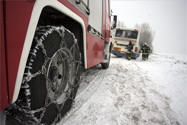 Hóátfúvások, vasúti késések a keddi hidegben