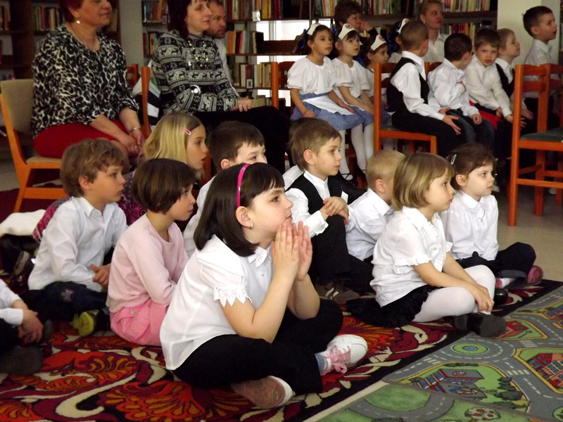 Ismerkedni érkeztek a könyvtárba