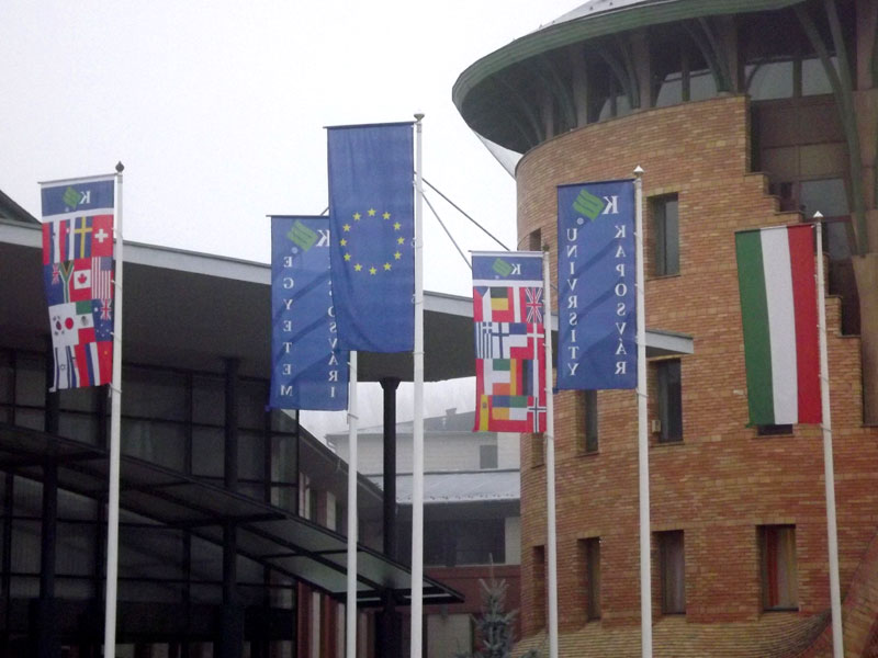 Pólusokra osztják a felsőoktatást