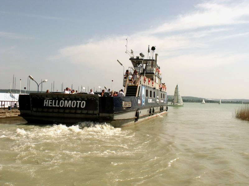 Kompról telepítenek halat a Balatonba