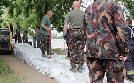 A somogyiak is segítenek az árvízi védekezésben