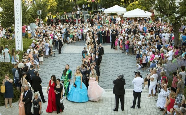Balatonfüredi lányok lettek az Anna-bál szépei