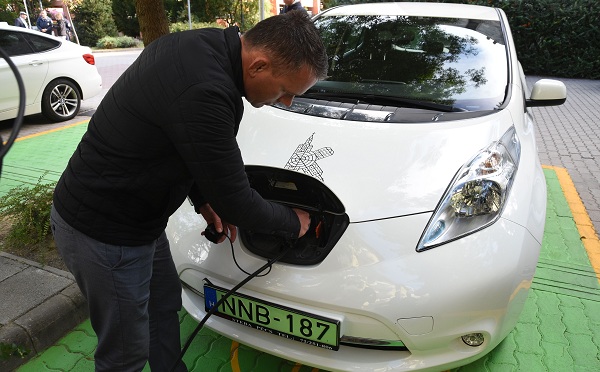 Átadták Kaposvár első elektromos töltőállomását