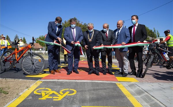 Kerékpárutat adtak át Ságvár és Som között