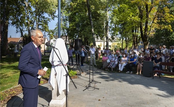 Mellszobrot és teret avattak Kaposváron
