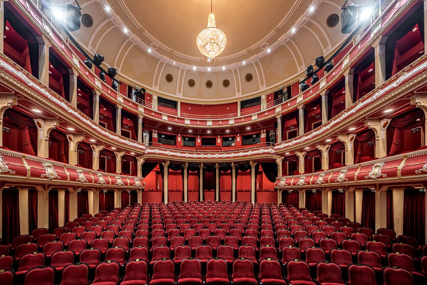 Csiky-Gergely-szinhaz-csillar-kristalycsillarok-NeoGlass-2