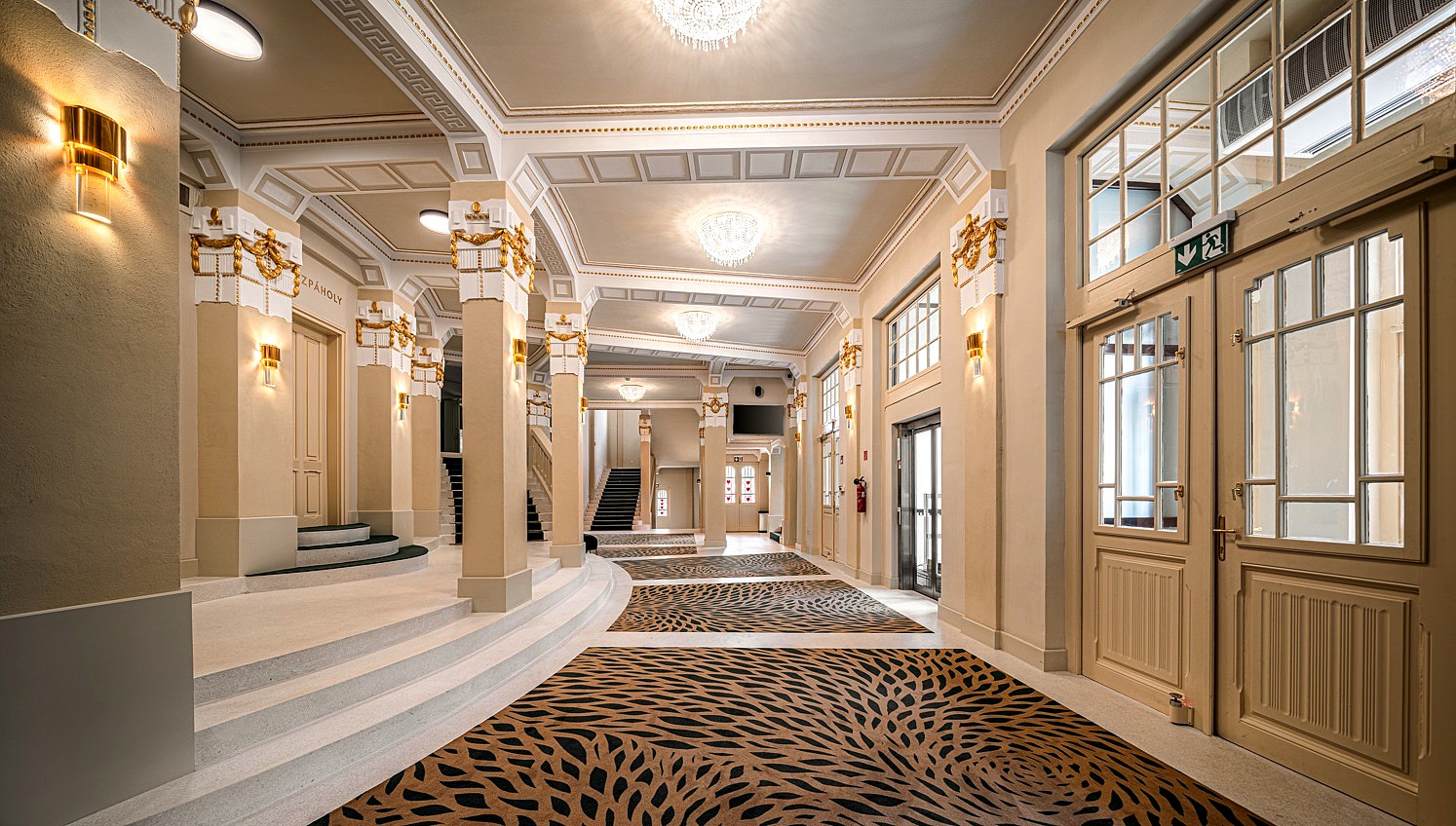 Csiky-Gergely-szinhaz-csillar-kristalycsillarok-NeoGlass-6